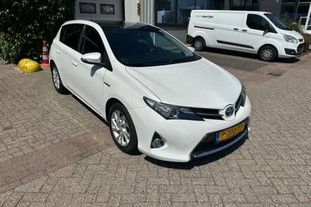 Toyota Auris (2015) thumbnail 3