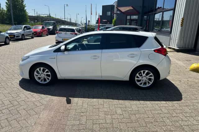 Toyota Auris (2015) thumbnail 5