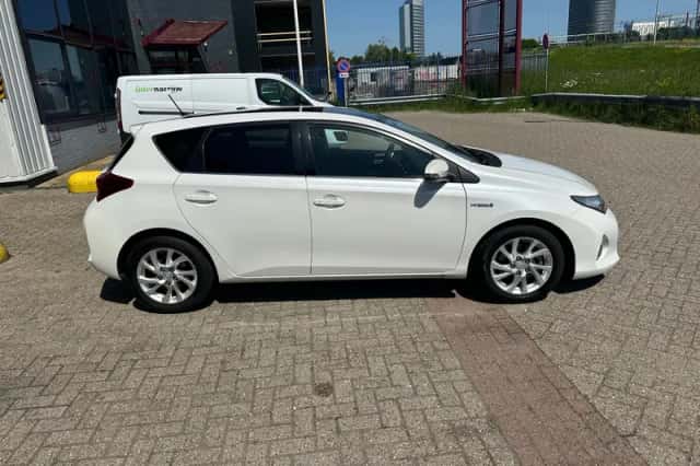 Toyota Auris (2015) thumbnail 6