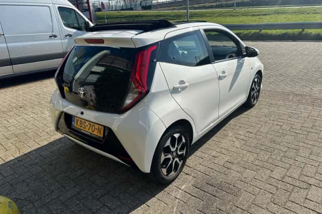 Toyota Aygo (2021) thumbnail 2