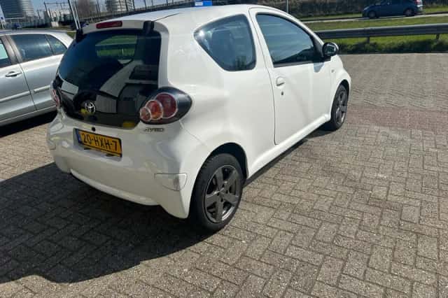 Toyota Aygo (2009) thumbnail 2