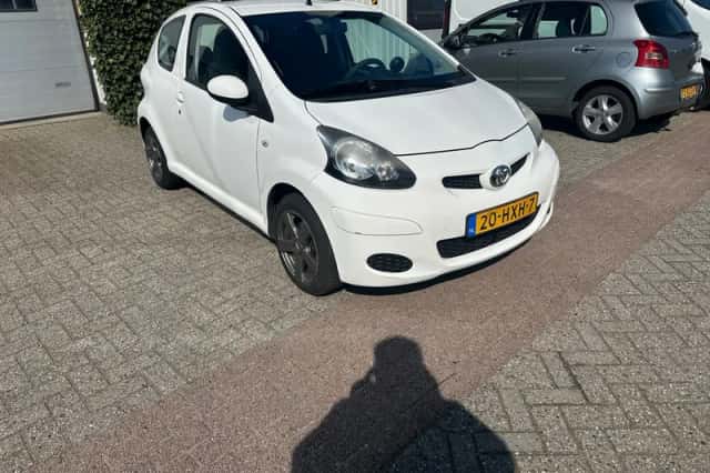 Toyota Aygo (2009) thumbnail 3