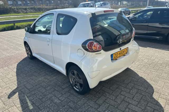 Toyota Aygo (2009) thumbnail 4
