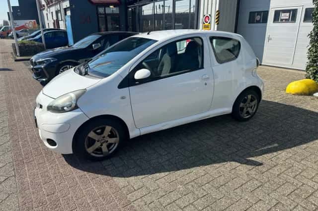 Toyota Aygo (2009) thumbnail 5