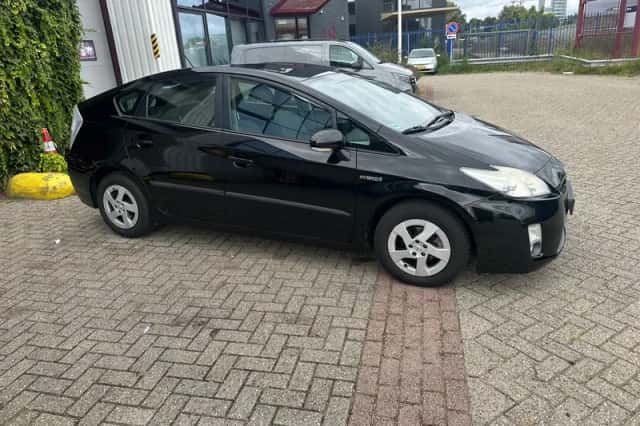 Toyota Prius (2011) thumbnail 6
