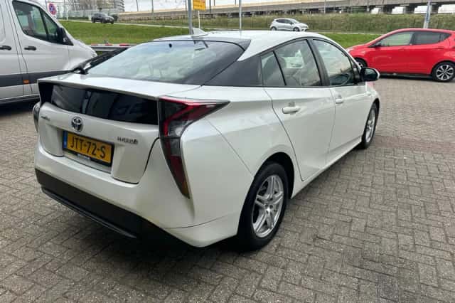 Toyota Prius (2018) thumbnail 2