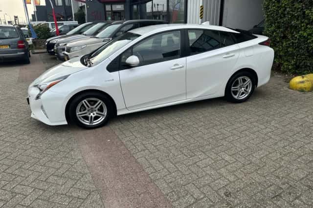 Toyota Prius (2018) thumbnail 5