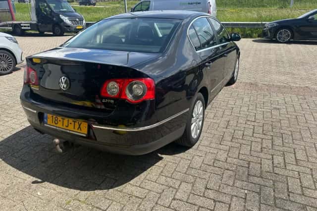 Volkswagen Passat (2006) thumbnail 2