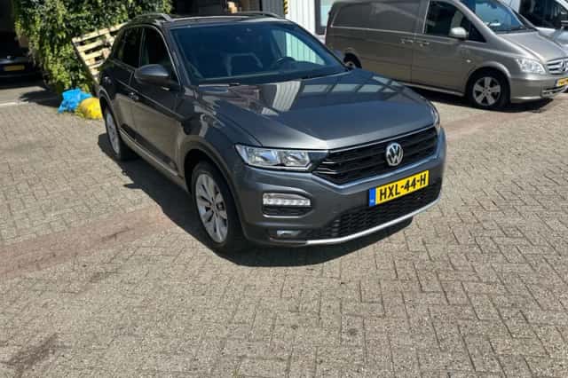 Volkswagen T-Roc (2019) thumbnail 3