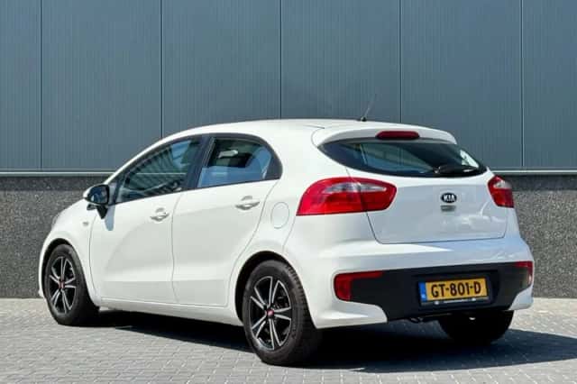 Kia Rio (2015) thumbnail 5