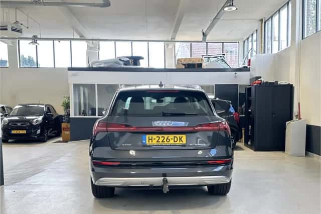 Audi e-tron (2019) thumbnail 4