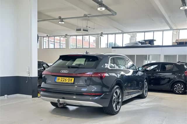 Audi e-tron (2019) thumbnail 5