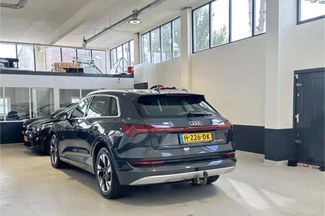 Audi e-tron (2019) thumbnail 6