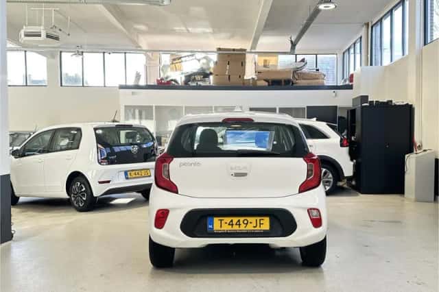 Kia Picanto (2023) thumbnail 4