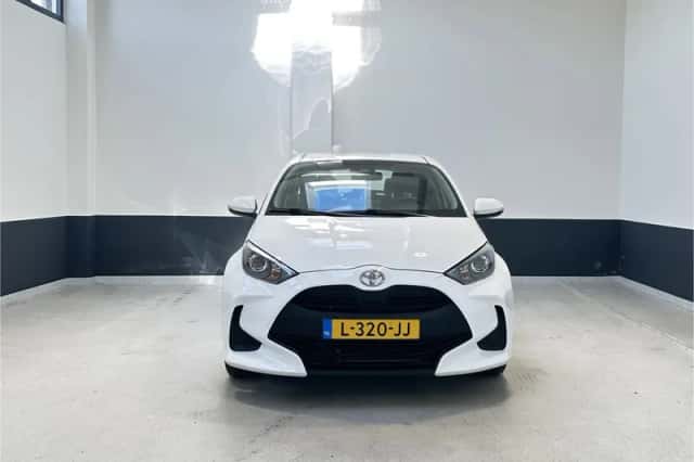 Toyota Yaris (2021) thumbnail 3