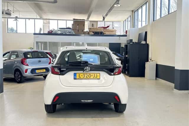 Toyota Yaris (2021) thumbnail 4