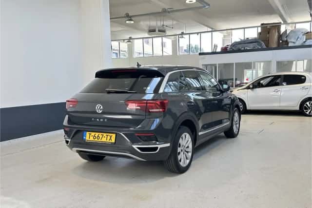 Volkswagen T-Roc (2019) thumbnail 3