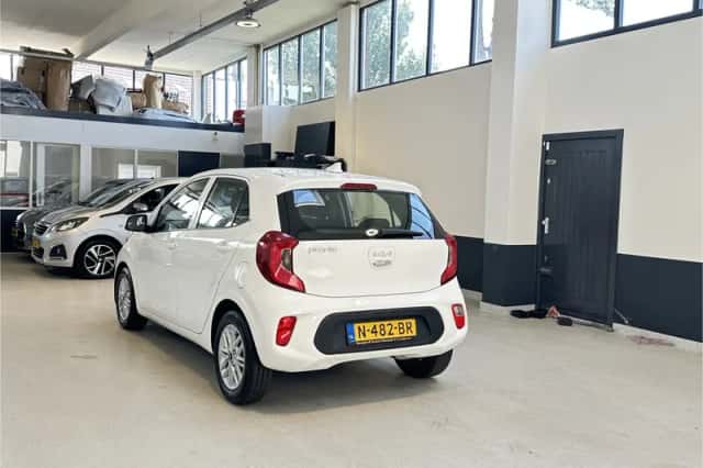 Kia Picanto (2021) thumbnail 6