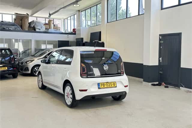 Volkswagen Up! (2017) thumbnail 6