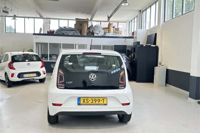 Volkswagen Up! (2018) thumbnail 4