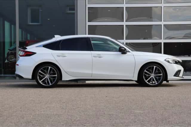 Honda Civic (2022) thumbnail 3