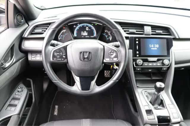 Honda Civic (2018) thumbnail 3