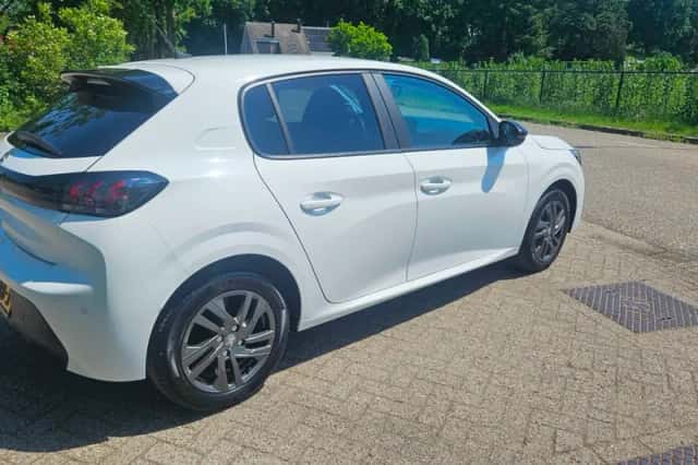 Peugeot 208 (2022) thumbnail 3