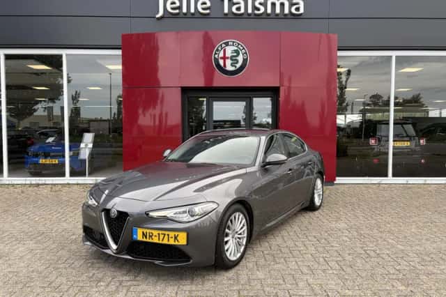 Alfa Romeo Giulia (2017) thumbnail 1