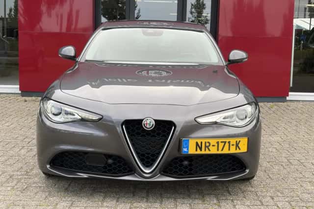 Alfa Romeo Giulia (2017) thumbnail 2