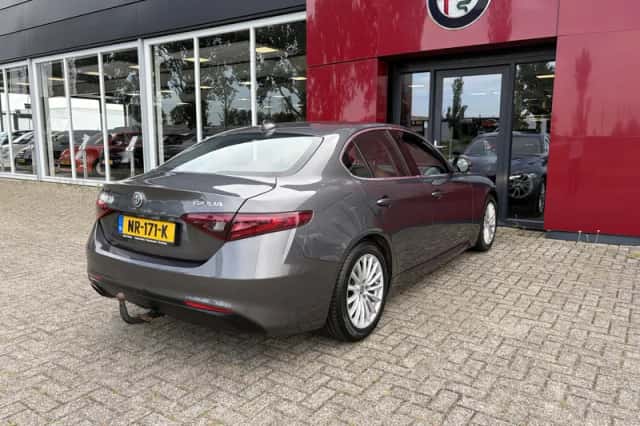 Alfa Romeo Giulia (2017) thumbnail 3