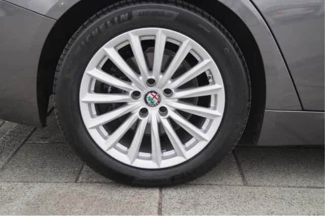 Alfa Romeo Giulia (2017) thumbnail 5