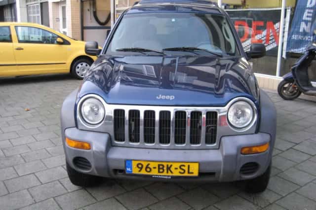 Jeep Cherokee (2003) thumbnail 2