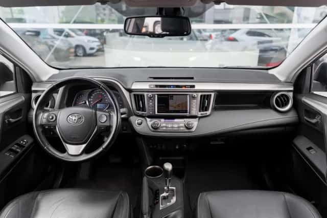 Toyota RAV4 (2013) thumbnail 4
