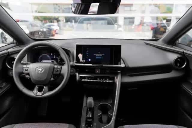 Toyota C-HR (2026) thumbnail 4