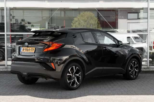 Toyota C-HR (2021) thumbnail 2