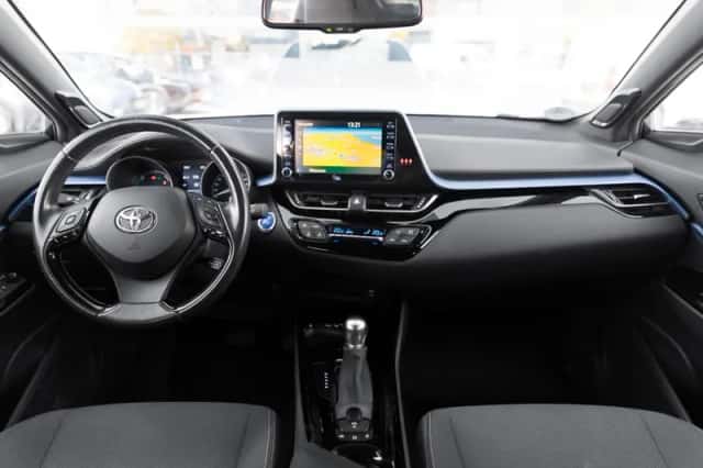 Toyota C-HR (2021) thumbnail 4