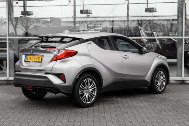 Toyota C-HR (2019) thumbnail 2