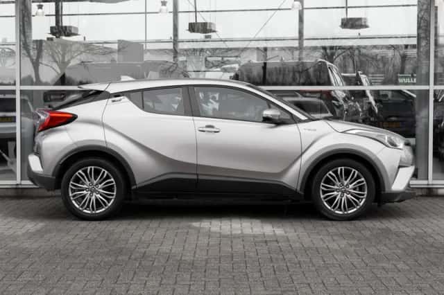Toyota C-HR (2019) thumbnail 3
