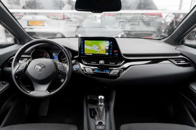 Toyota C-HR (2019) thumbnail 4
