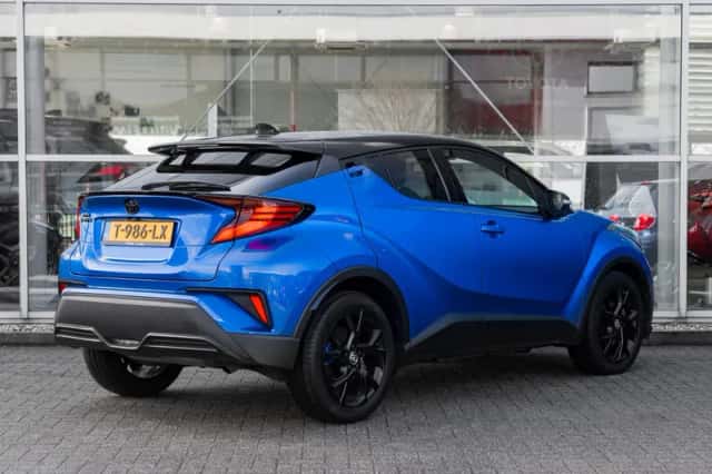 Toyota C-HR (2021) thumbnail 2