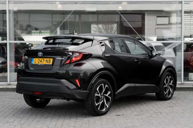 Toyota C-HR (2021) thumbnail 2