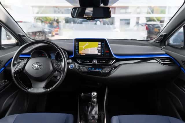 Toyota C-HR (2018) thumbnail 4