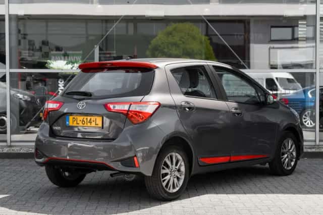 Toyota Yaris (2017) thumbnail 2
