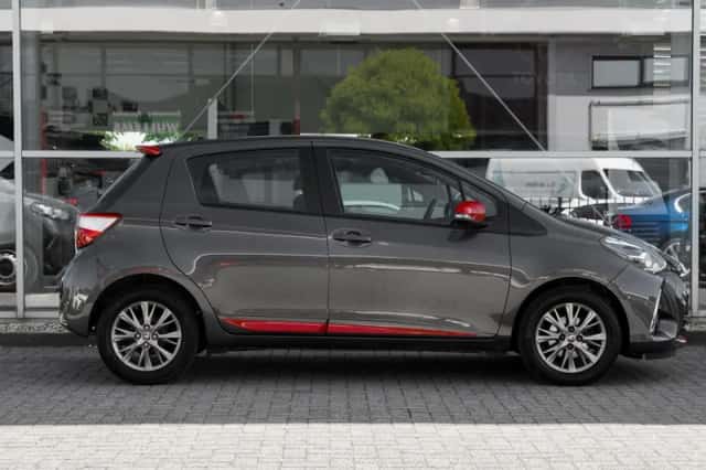 Toyota Yaris (2017) thumbnail 3