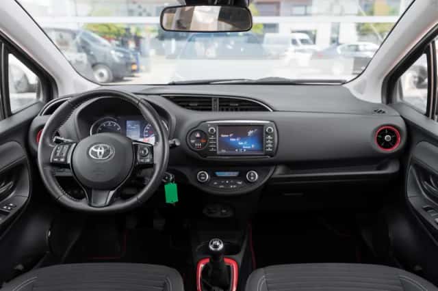 Toyota Yaris (2017) thumbnail 4