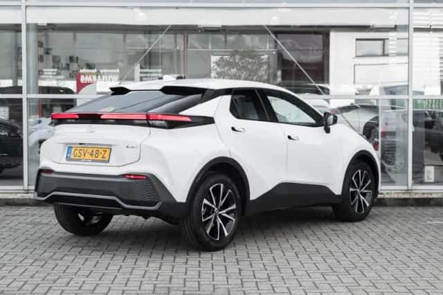 Toyota C-HR (2024) thumbnail 2