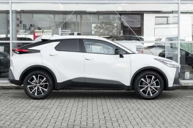 Toyota C-HR (2024) thumbnail 3