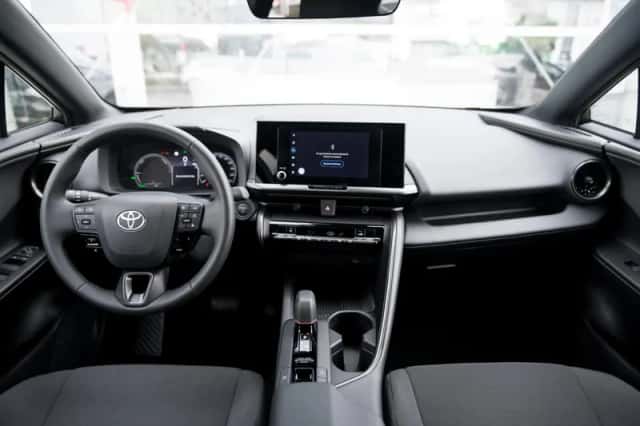 Toyota C-HR (2024) thumbnail 4