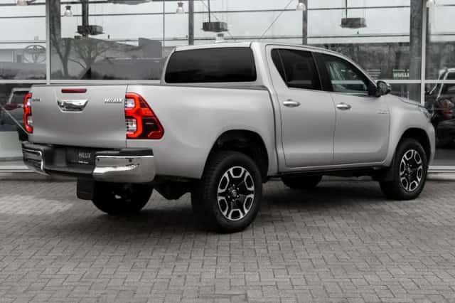 Toyota Hilux (2023) thumbnail 2