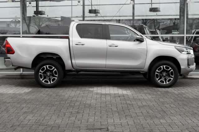 Toyota Hilux (2023) thumbnail 3